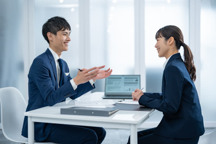 ミーティングをする2人の社員