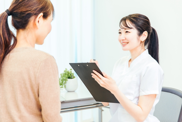 産業医に相談する従業員のイメージ写真