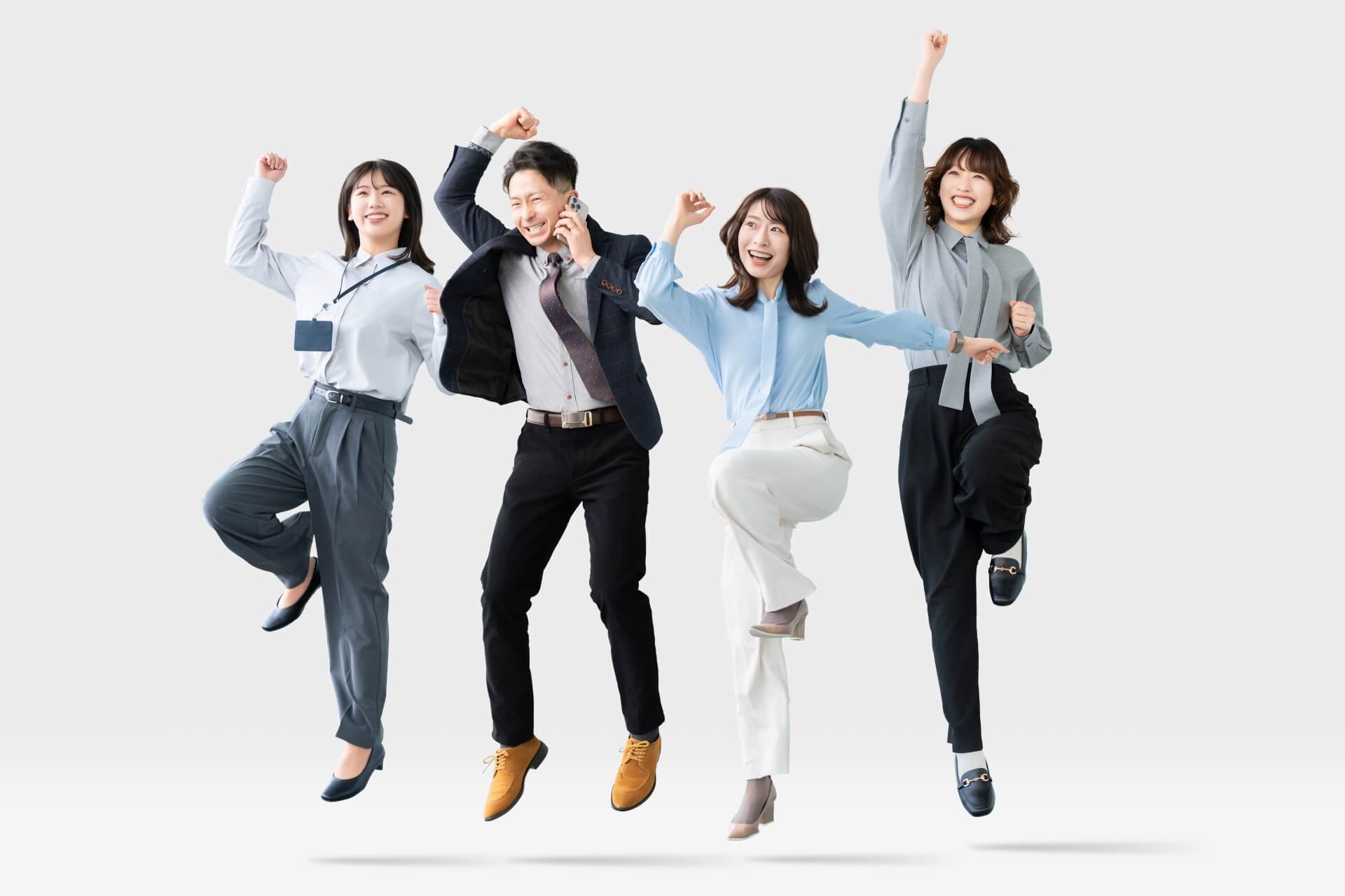 元気よく飛び跳ねている会社員たち