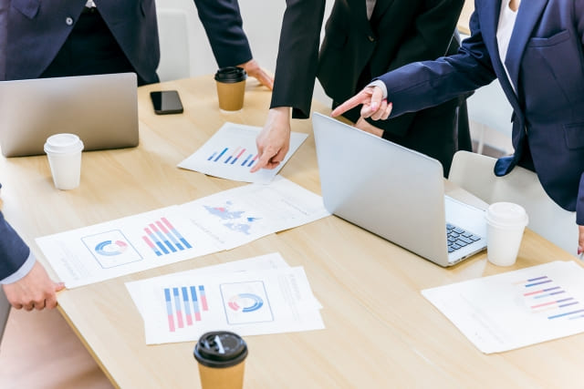 フレックスタイム制を導入しやすい企業としにくい企業