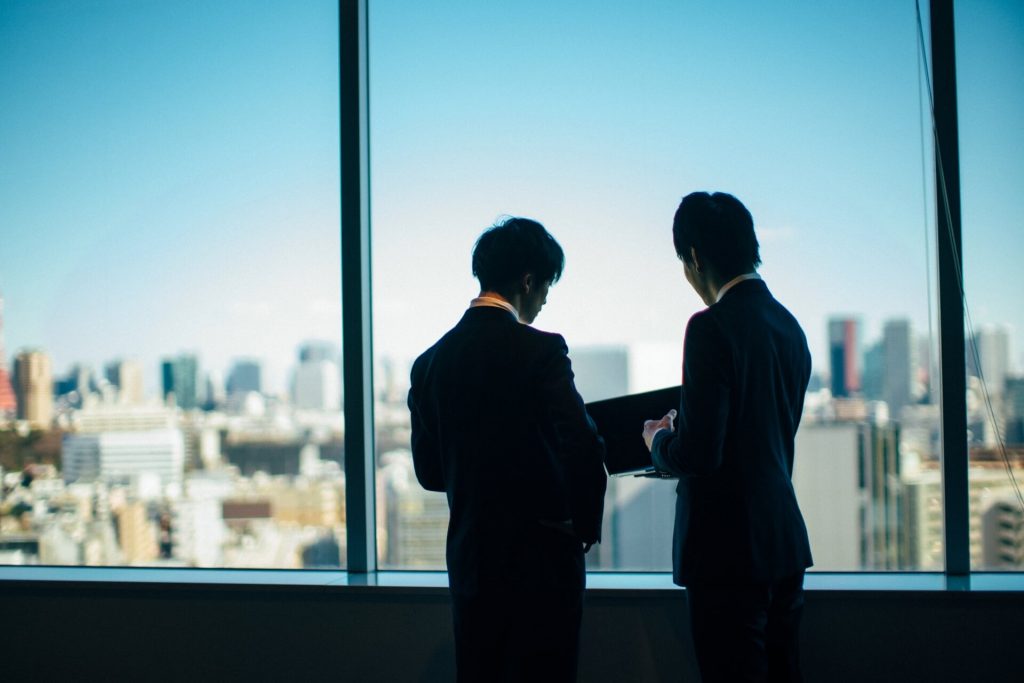 男性社員二人
