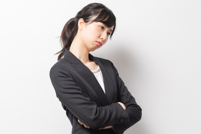 ハラスメントについて考える女性